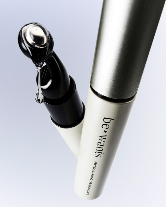 비원츠 펩타이드-Ⅹ 퍼밍 아이세럼스틱. HK이노엔 제공.